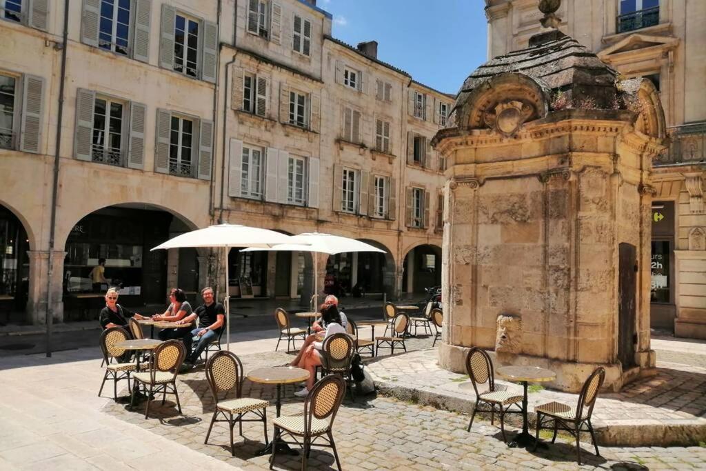 Superbe DUPLEX de 70m2 avec 2 CHAMBRES en HYPER CENTRE au CALME sur COUR classé 3 ETOILES avec PARKING en option La Rochelle  Esterno foto